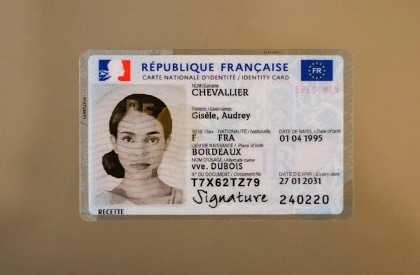 Carte nationale d'identité française (CNI) au nom de Chevallier, un exemple des documents dont les données ont été exposées sans protection sur l'internet public.