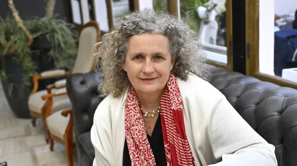 Tiffany Tavernier interviewée à propos de son roman « En vérité Alice ».