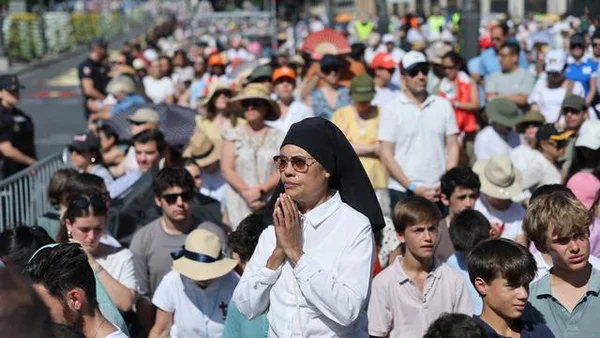 Une religieuse en prière au milieu de la foule des fidèles lors de la messe de Léon XIV à Madrid.