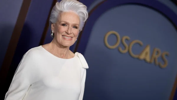 Glenn Close sur le tapis rouge des Oscars, arborant une robe blanche et sa coiffure signature.