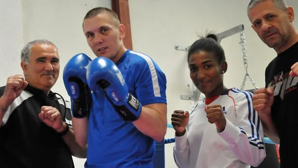 Kévin Albertus et son équipe posent, poings levés, dans une salle de sport.