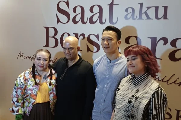 Le casting du film « Saat Aku Bersuara » posant devant l'affiche du film.