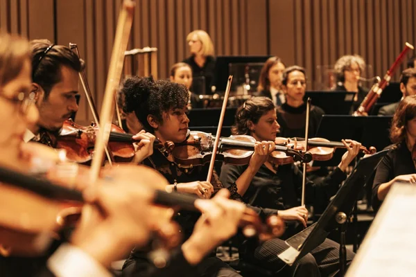 Les violonistes de l'Orchestre de chambre de Paris en pleine performance.