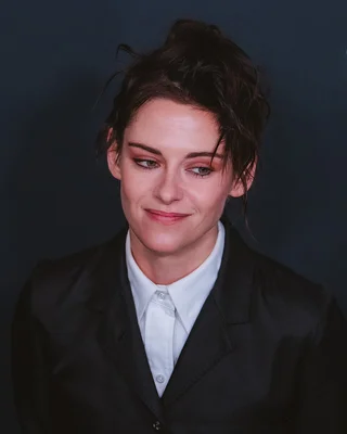 Portrait de Kristen Stewart sur fond bleu.