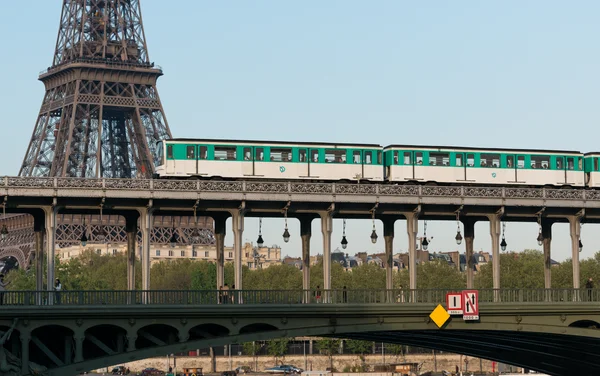 Métro de la ligne 6 sur le pont de Bir-Hakeim, avec la tour Eiffel en arrière-plan.