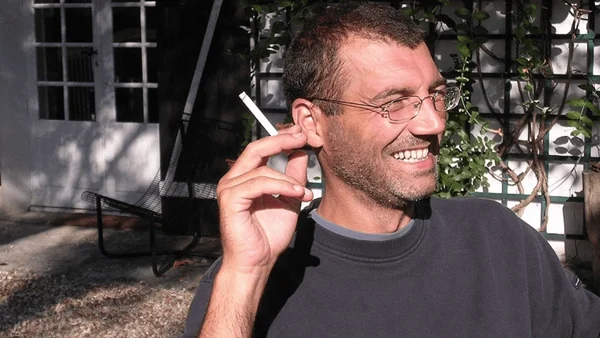 Xavier Dupont de Ligonnès photographié dans un patio.