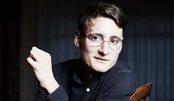 Pierre Adrian, écrivain talentueux, dans un portrait en studio.
