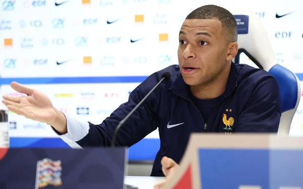 Kylian Mbappé s'exprime lors d'une conférence de presse, vêtu du survêtement des Bleus.