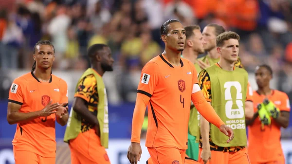 Joueurs des Pays-Bas en tenue orange lors d'un entraînement de la Coupe du monde 2026.