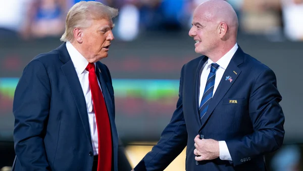 Donald Trump et Gianni Infantino lors d'un événement dans un stade.