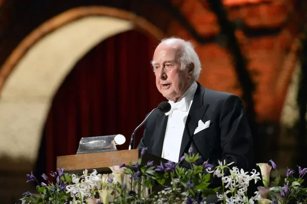 Peter Higgs prononçant un discours lors d'une cérémonie.