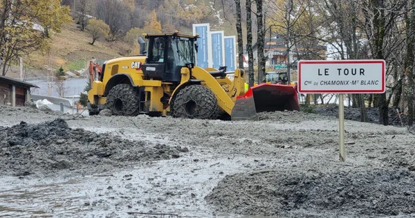 Des engins de chantier déblayent la coulée de boue au hameau du Tour, près de Chamonix.