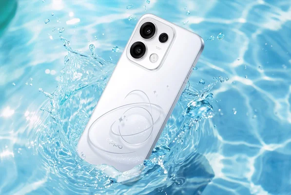 OPPO Reno 16 blanc avec motif arrière, en action dans l'eau