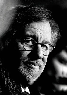 Steven Spielberg en portrait dramatique en noir et blanc.