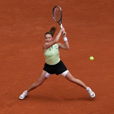 Maja Chwalinska frappant un revers à deux mains lors d'un match à Roland-Garros.