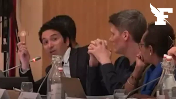 Un élu RN s'exprime au conseil municipal d'Ivry-sur-Seine, après avoir sorti un crucifix et récité la prière « Je vous salue Marie ».