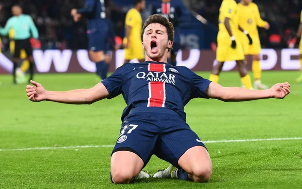 João Neves célèbre un but avec les couleurs du PSG.