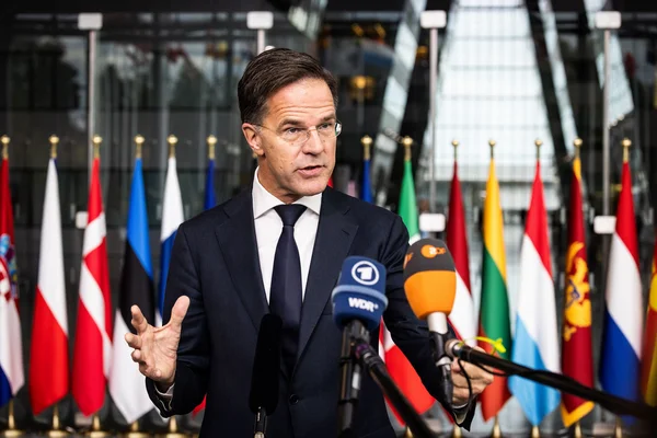 Mark Rutte s'adressant à la presse lors d'une conférence de l'Otan.