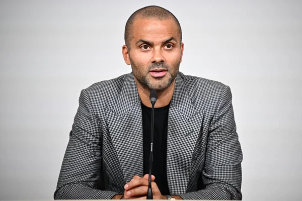 Tony Parker lors d'une conférence de presse après sa nomination.