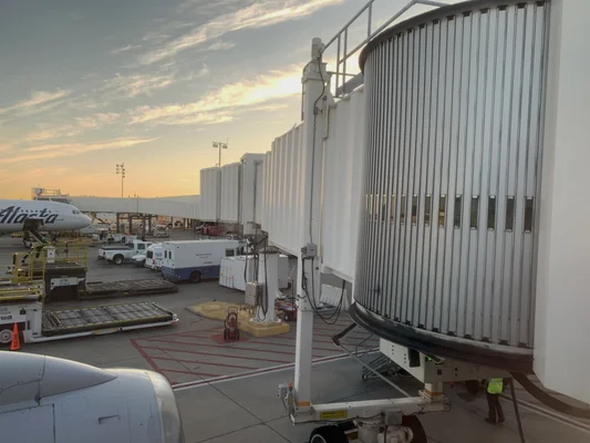 Vue des passerelles d'embarquement au terminal 7 de l'aéroport JFK.