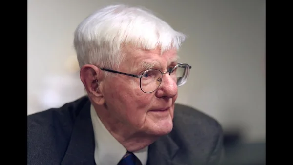 Gordon Wood souriant lors d'une cérémonie.