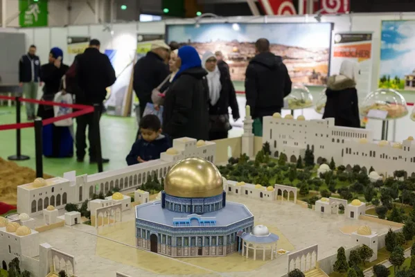 Maquette du Dôme du Rocher et des bâtiments adjacents lors d'une exposition.