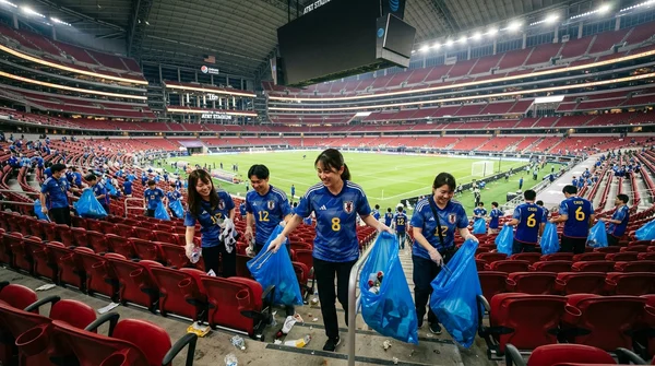 Les supporters japonais nettoient les tribunes de l'AT&T Stadium après le match Pays-Bas-Japon lors de la Coupe du Monde 2026.