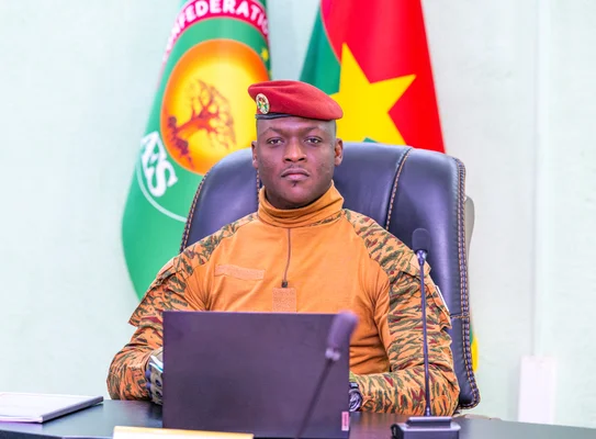 Le capitaine Ibrahim Traoré, président du Faso, en uniforme militaire à son bureau.