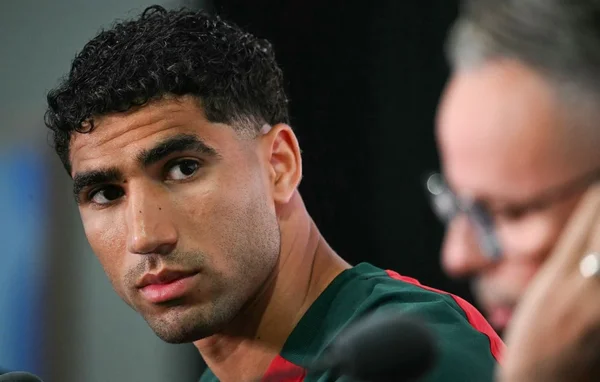 Achraf Hakimi en plan rapproché, regardant sur le côté.