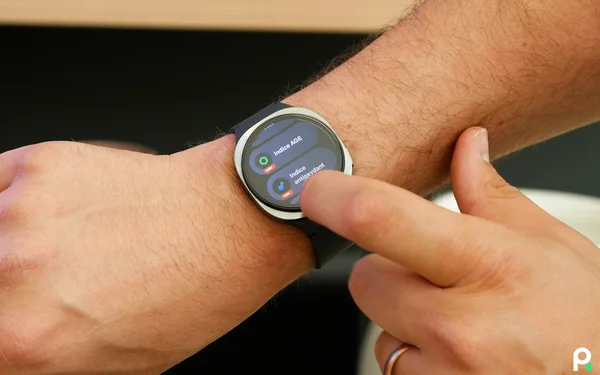 Personne interagissant avec une montre connectée à écran rond affichant des données de santé.