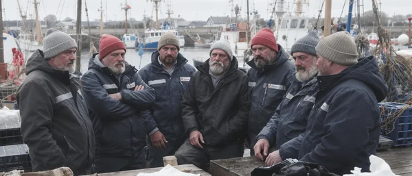 Des pêcheurs réunis sur le port de Cherbourg pour les assises annuelles, discutant face à la crise du secteur.