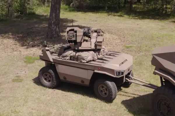 Robot terrestre autonome Renault en configuration tactique sur un terrain herbeux.