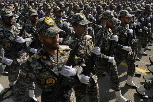 Des soldats iraniens défilent en formation lors d'une parade militaire, affichant la puissance des forces de Téhéran.