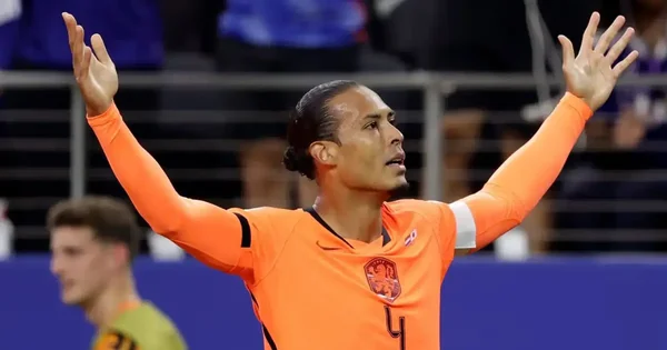 Virgil van Dijk célébrant ou interpellant lors du match Pays-Bas-Japon (2-2) en Coupe du monde 2026.