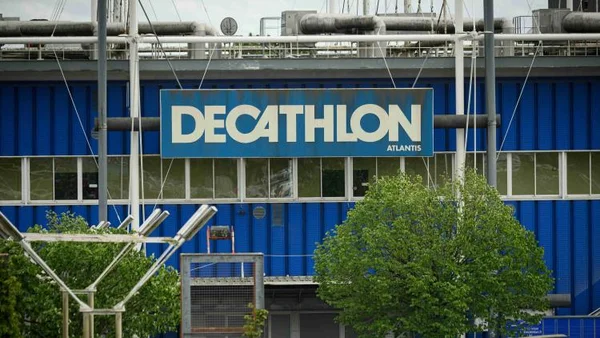 Bâtiment Decathlon Atlantis, avec son enseigne et son architecture industrielle.
