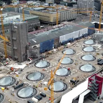 Vue aérienne du chantier colossal de Stuttgart 21, avec ses puits de lumière et grues.