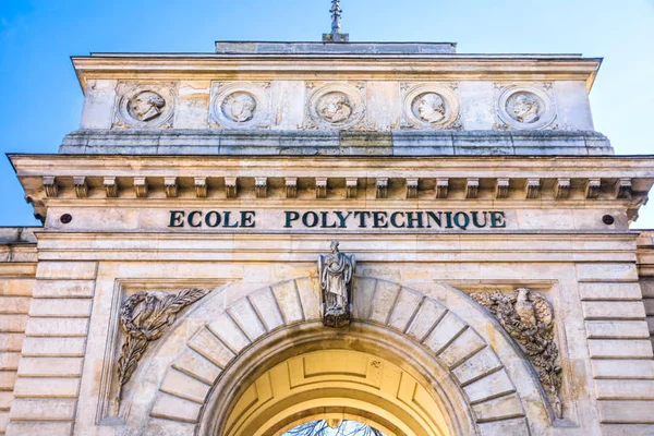 Entrée historique de l'École Polytechnique.