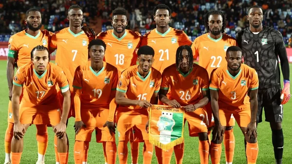 La sélection ivoirienne avant une rencontre, arborant le fanion de la CAN Maroc 2025.