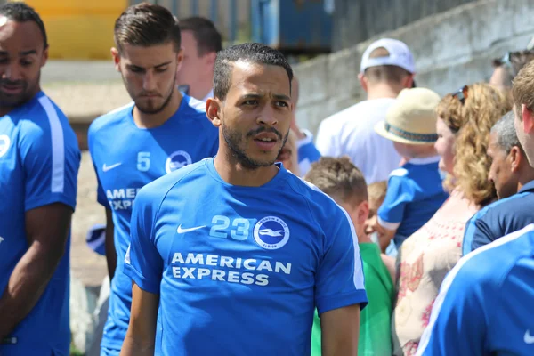 Joueurs de Brighton & Hove Albion lors d'un événement, avec Liam Rosenior (n°23).