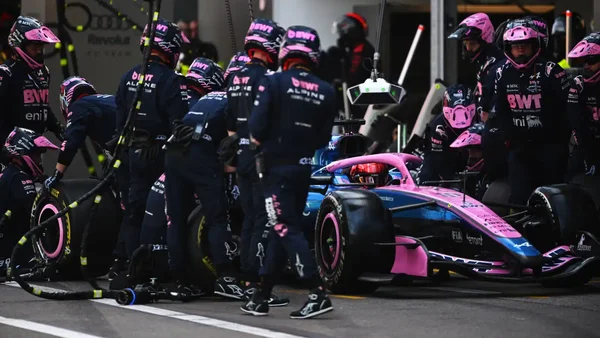 Changement de pneus pour Alpine dans la voie des stands, lors du Grand Prix de Monaco.