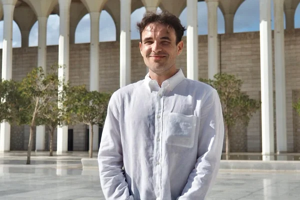 Christophe Gleizes, journaliste français détenu en Algérie, photographié dans une cour extérieure.