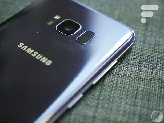 Vue arrière d'un Samsung Galaxy S8 ou Note 8, mettant en avant son bloc photo.