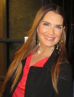Brooke Shields, actrice et mannequin, photographiée en plan rapproché.