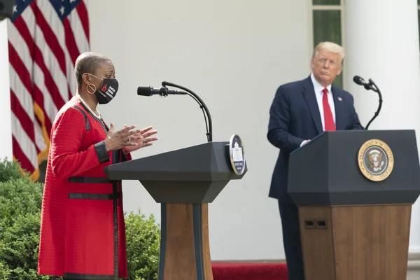 Le président Donald Trump et Tracey Brown lors d'une annonce sur les économies d'insuline pour les seniors, en mai 2020.