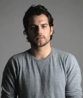 Portrait d'Henry Cavill en chemise grise.