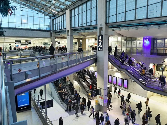 Intérieur de la Gare du Nord à Paris, hub de transport très fréquenté.