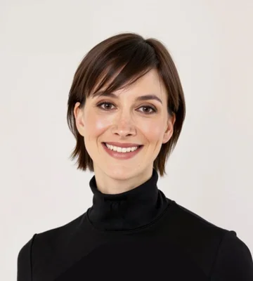 Portrait souriant de Brynn Putnam, fondatrice de Board, en col roulé noir