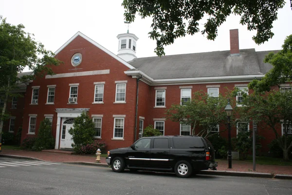 L'hôtel de ville de Nantucket, bâtiment en briques rouges avec campanile blanc.
