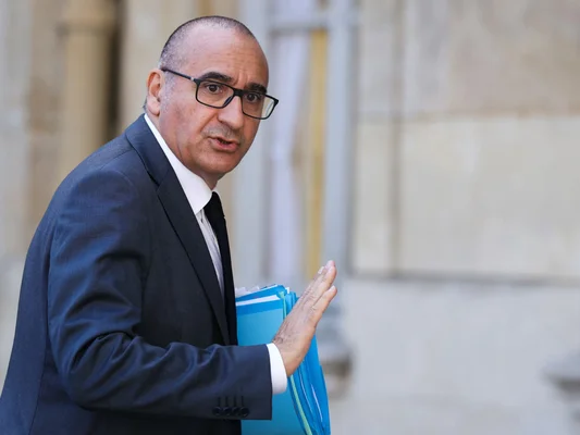 Laurent Nuñez, ministre de l'Intérieur, avec des dossiers lors d'un déplacement.