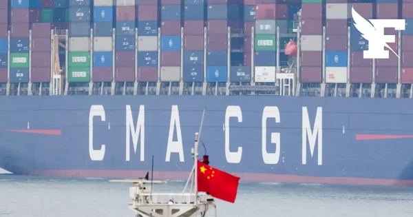 Le CMA CGM Notre-Dame vu depuis un petit bateau chinois au Havre.